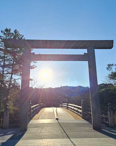 伊勢神宮 内宮 宇治橋と鳥居。朝日が昇る時間帯の参拝風景