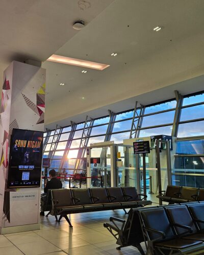 ようやく太陽が顔を見せ始める時間帯のペナン空港国内線出発エリア、雨上がりの早朝の画像。朝日が搭乗口に差して、眩しい様子。
