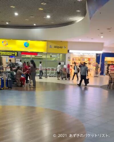 KLIA1到着ロビー付近の広いフロアを歩く人々